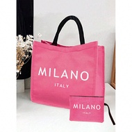 กระเป๋า Tote ลินิน และกระเป๋าขนาดเล็ก รวมถึงกระเป๋า Tote พิมพ์ "Milano Italy" และกระเป๋าขนาดเล็กพิมพ