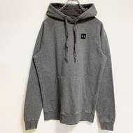 古著 UNDER ARMOUR 長袖貼花連帽衫、套頭衫，灰色，適合秋冬穿著