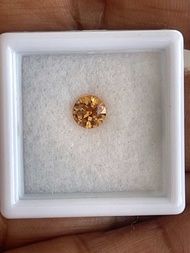 บุษราคัมแท้ เพชรกลม น้ำหนัก 0.83 กะรัต ขนาด 5.5 มม