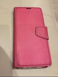 萍果iPhone 15 有蓋手機套，内有放透明放卡片層（有蓋给中年、老年人方便使用，保護手機安全）內可插卡：八達通卡等卡片多張及紙幣等（有透明層放卡，不用拔卡）二手但完全不影響正常完好使用