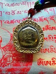 大威德是文殊菩薩的忿怒相，大威德金剛圓滿具備息增懷誅四種事業功德，尤其是作為忿怒本尊之首，其誅服之能力無與倫比，被調伏者能遵從調伏者的意願安順守己，不再為非作歹，製造障礙擬，侵襲眾生。結緣一個來源珍貴