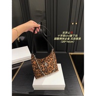 24.9.4 Updated Chroem hearts Chroem hearts Leopard Print Underarm Messenger Bag Three Options