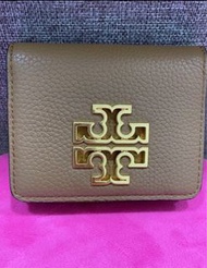 《新品上架》全新（TORY BURCH）/金屬縷空LOGO荔枝紋釦式對折短夾。 顏色；奶茶色， 內層：3個卡片夾、1個鈔票夾層， 外層：1個拉鏈零錢夾， 尺寸： 寬：約13公分/ 高：約9公分/ 底：約3公分/ 展開長度約：17公分/ 附原廠吊牌， 廠牌如圖所示， 保存狀況如圖， 照片微有色差， 高標者請繞道，謝謝！ 高標者請繞道，謝謝！ 高標者請繞道，謝謝！ 說三次！就表示很重要！ PS.不要買了才來給5星以下評價，不歡迎您哦～謝謝！