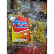 Mie Keriting Daun Jeruk/ Macaroni Pedas Dan Aneka Camilan Kekinian