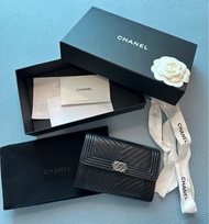 Chanel 正品❗️ Summer Sale ❗️黑色經典銀扣Boy Chanel Wallet