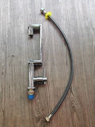 全新不銹鋼單冷水龍頭，可以多角度旋轉，帶花灑頭，配一條60cm水喉。