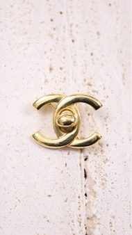 Chanel 96年书包扣胸针 金色