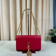 YSL聖羅蘭紅色流蘇鏈條包 紅金配色 鏈條肩帶 流蘇裝飾 容量日常夠用 單肩斜挎都可以 氣質很讚