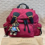 BURBERRY 經典款「The Rucksack軍旅後背包」莓果紅/中號（價格含價值萬元的原廠盔甲小熊吊飾）