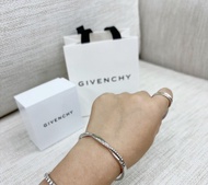 Givenchy仿鑽扭紋款手鈪
實物超靚，超閃自留款
圈口直徑6cm