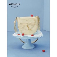 《VANWALK》轉賣 芭蕾翻蓋愛心綁帶單肩包(奶油黃）全新未拆