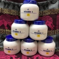 Aron Thai vitamin e cream moisturizes