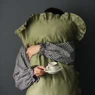 荷葉邊枕套 苔綠色，100% 純棉緞織，信封式開口