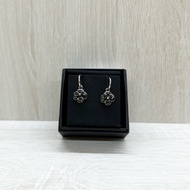 CHANEL黑色琺瑯拚銀色飾邊山茶花造型勾式垂墜耳環A37979