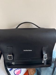 Dr. Martens 黑色郵差包