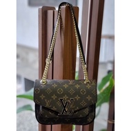 Lv CLASSIC PREMIUM QUALITY SLING BAG FREE BOX