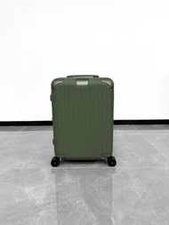 Rimowa Distinct Cabin 深藍色旅行箱，採用皮革材質 leather suitcase