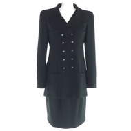 狀況極佳：復古 CHANEL BOUTIQUE 96P P06431 羊毛和絲綢外套和裙子套裝，帶有 Coco Mark 紐扣，黑色，38 碼，法國製造。
