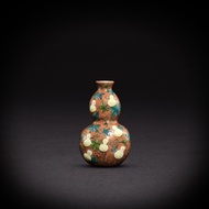 A famille-rose and gilt-decorated 'double gourd' snuff bottle, Seal mark and period of Qianlong | 清乾
