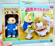現貨🐰🩺 日本🇯🇵正版 森林家族公仔 兔仔公仔 牙醫診所擺設套裝(連牙醫兔仔公仔)  娃娃屋公仔屋飾配件 模型玩具微景玩具 娃娃擺設飾物 聖誕禮物 百日宴 生日禮物 情人節禮物 畢業禮物  結婚禮物 