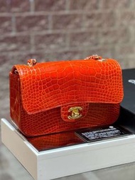 超便宜Chanel mini cf 橘紅鱷魚皮金釦大mini鏈條包。有卡，成色非常不錯！顏色就是照片裡的色調。價格很甜