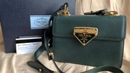 《Saffiano leather Prada Symbole Bag》三角標 絕版森林綠 亞洲限量 女人我最大 真皮斜背包 單肩包