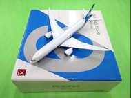 Herpa / Hogan Wings 1:400 No. 9765 BOEING House Color 787-9 On Ground N789EX