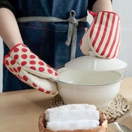 Thick and heat-resistant gloves for heat insulation and anti scalding kitchen pots, steaming ovens, and ovens with round dots圆点隔热防烫手套厨房锅蒸烤箱专用加厚耐高温微波炉