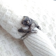 銀猴戒指：象徵猴子無窮的好奇心。銀猴飾品