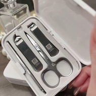 ชุดกรรไกรตัดเล็บอเนกประสงค์ Zwilling ชุด 4 ชิ้น ประกอบด้วย กรรไกรตัดเล็บแบบแบน กรรไกรตัดเล็บแบบมีมุม