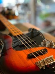 紐約樂器 Squier vintage modified 70s Jazz Bass 漸層色