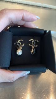Chanel 新款黑色珠耳環