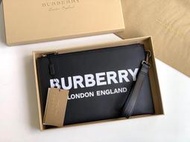 Chris 精品代購 Burberry 巴寶莉 專櫃名品 拉鍊式手拿包 公事包 Burberry字母印花 可放平板