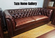 意大利進口頂級油蠟牛皮拉扣復古美式三座位沙發.360度全包圍意大利牛皮,用料頂級,絶對冇仿皮,再加上美式頂級柳釘做舊工藝.極致拉扣手工.係一張超有型同用料靚的復古全真皮沙發.呎吋:224L X 85D