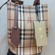 Burberry 戰馬格紋水桶包