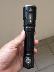 Fenix TK25R 手電筒