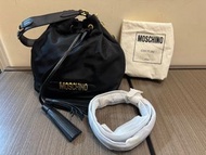 Moschino黑色水桶包