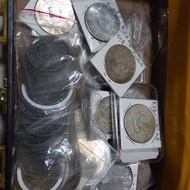 長輩在古錢幣店舖購買