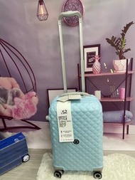 靚款盡在fashiontrade： 英國IT 20 吋baby blue 可擴展行李箱旅行箱 IT baby blue 20 inch expandable luggage 54 x 38 x 24cm + 6.4cm exp （Including wheels )