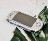 Name of Product 物品名稱 : Sony PlayStation Portable PSP 2006 遊戲機(吉機一部，沒電池，沒遊戲咭，沒充電器)Price 售價 :  HKD 600Available 現貨(二手，95 %新凈，功能全正常。)