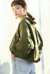 日本購入 日牌 LOWRYS FARM 歐美風 個性 大寬袖 oversize 飛行外套 棒球外套 拉鍊夾克外套 袖拉鍊造型 軍綠色 落肩