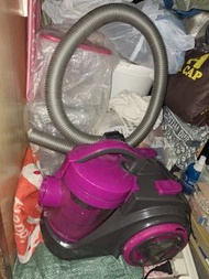 二手吸塵機 ， 已經清潔乾淨，如圖片， 部機適合 用嚟 裝修用，吸塵機沒有其他配件