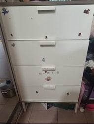 白色四層抽屜櫃