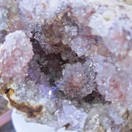 天然粉紅色紫晶晶簇|異爆晶洞|閃閃鑽石的水晶|含水晶座
