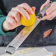 《MasterClass》SoftGrip止滑起司檸檬刨絲器(黑34cm) | 起司檸檬皮刨刀 乳酪刨屑 料理刨絲器 刨絲刀 切絲器