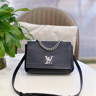 98新❤️LV lockme bb 黑銀 全皮鎖頭郵差包✨