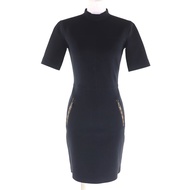 全新未使用LOUIS VUITTON) 2022 秋冬款短袖高領修身連身裙，黑色 Monogram 印花，尺寸 34，含包裝盒、衣架和衣物。法國製造，正品。