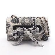 【二手】香奈兒 (Chanel) 女士單肩包，人字紋V形縫線，白色/黑色皮革，配絎縫RIBON圍巾鏈條