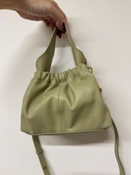 Charles & Keith 橄欖綠Ally 抓皺軟質包