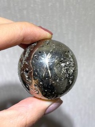全新 黃鐵礦水晶球 41.5mm 43.8mm 黃鐵礦球 黃鐵礦波波 招財黃鐵礦 天然水晶 手串 手鏈 晶簇 晶鎮 水晶球 能量柱 水晶柱 水晶擺設 買滿HK$100面交只限寶琳